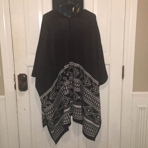 Black and white printed cape/poncho - Picture 2 of 3
